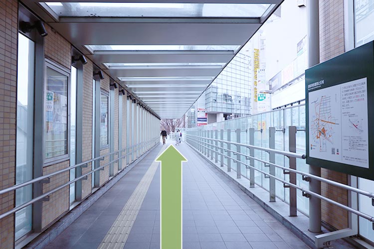 ２．高架歩道をまっすぐ進みます。