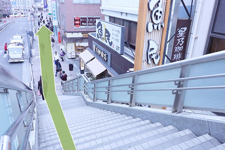 ３．右手側の階段を下ります。