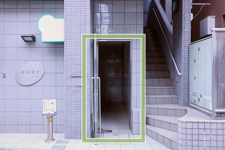 ７．ビル入り口より、エレベーターで２階にお上がりください。